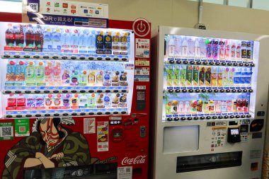 fukuoka, Japonya - 4 Kasım 2024: Japonya 'da meşrubat ve su satan içecek otomatı