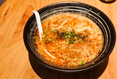 Çin usulü kızarmış wagyu bifteğini dilimlenmiş sarımsak ve karabiberle kaplayın.