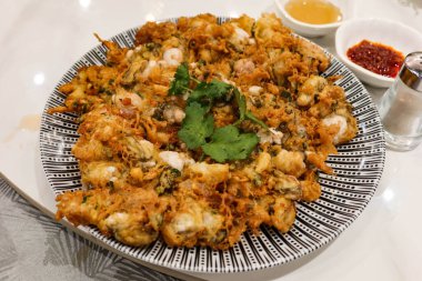 Çin usulü bol yağda kızartılmış istiridye omleti. 