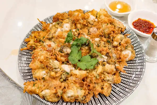 Çin usulü bol yağda kızartılmış istiridye omleti. 