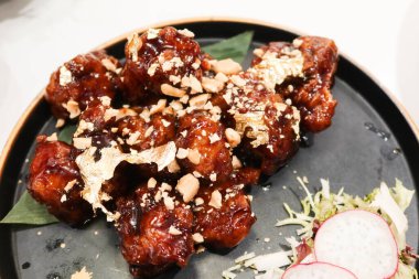Çin usulü Hong Kong Kanton usulü kızarmış domuz pirzolası ve balzamik siyah sirke.