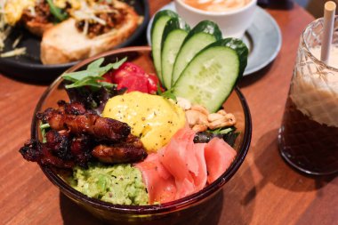 Kızarmış tavuk ve cevizli salata, turşulu zencefil, salatalık, şekerli domates, yeşil sebze, ezilmiş avokado ve şeffaf bir kasede zerdeçal tahini.