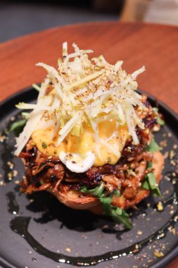 Yağda yumurta, roket, elma suyu hollandaise, yeşil elma ve ekşi hamur üzerine peynir sosu.