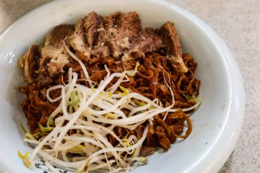 Çin usulü Hong Kong usulü sığır eti, kızarmış soya sosu, kuru erişte.