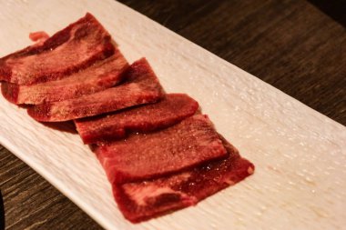Japon pişmemiş çiğ wagyu et dilimini beyaz bir tabakta yakın çekim