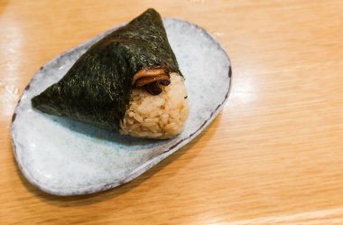 Japon istiridye pirinç topunu kapatın. Yanında yosun ve ahşap bir tabakta fotokopi alanı olsun.