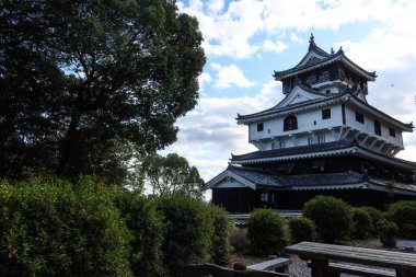 İwakuni Kalesi, İwakuni, Yamaguchi, Japonya - 12 Aralık 2024: Gündüz vakti tepedeki eski tarihi kale