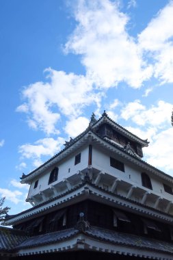İwakuni Kalesi, İwakuni, Yamaguchi, Japonya - 12 Aralık 2024: Gündüz vakti tepedeki eski tarihi kale