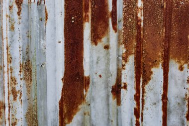 Eski paslı, dikey metal çinko duvar kağıtlarını kapatın.