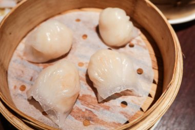 Çin Çin Çin Çin Çin usulü Hong Kong usulü buharda karides buğulama Çin Çay Evi restoranında bambu buharlı bir buharlı tencerede Çin usulü hamur köftesi.