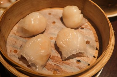 Çin Çin Çin Çin Çin usulü Hong Kong usulü buharda karides buğulama Çin Çay Evi restoranında bambu buharlı bir buharlı tencerede Çin usulü hamur köftesi.