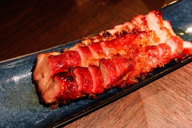Çin usulü Hong Kong usulü ızgara domuz eti ve kırmızı dilimlenmiş Char Siu.
