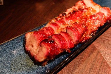 Çin usulü Hong Kong usulü ızgara domuz eti ve kırmızı dilimlenmiş Char Siu.