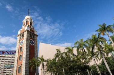 Tsim Sha Shui, Hong Kong - 12 Ocak 2025: Açık hava mavi gökyüzü İyi hava günü Star Ferry Pier 'daki saat kulesini gösteriyor