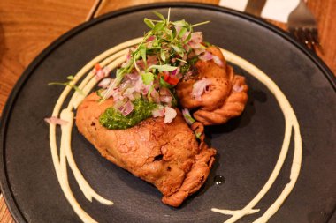 Peynirli ve etli börek. Parmesanlı kızarmış turta, mozzarella peyniri, soğan chalaquita, Chimchurri soslu kıyma.