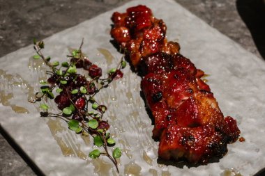 Çin usulü Hong Kong usulü ızgara domuz eti ve kırmızı dilimlenmiş Char Siu.