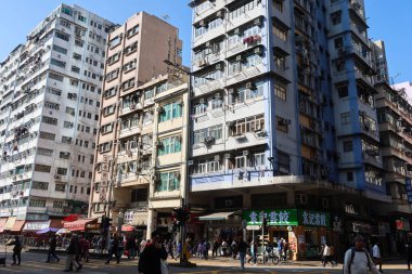 Mongkok, Hong Kong - 10 Ocak 2025: Gündüz yol boyunca eski kalabalık konut binası