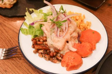 Peru mutfağı ceviche clasico, soğuk kesilmiş çiğ deniz kabuğu balığı, Peru yemeği, fıstık, havuç ve soğan.