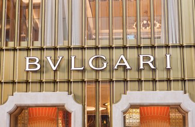 Tsim Sha Tsui, Hong Kong - 5 Ocak 2025: Lüks pahalı moda tasarımcısı Bulgari logosu 