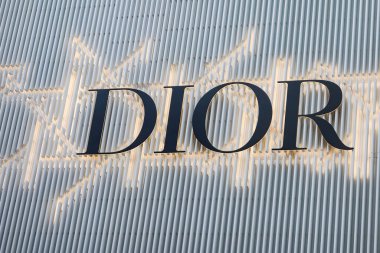 Tsim Sha Tsui, Hong Kong - 5 Ocak 2025: Lüks pahalı moda tasarımcısı Dior logosu 