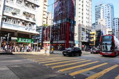 Mong Kok, Hong Kong - 5 Ocak 2025: Araba ve otobüsle yan taraftaki eski apartman binaları 