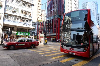 Mong Kok, Hong Kong - 5 Ocak 2025: Araba ve otobüsle yan taraftaki eski apartman binaları 