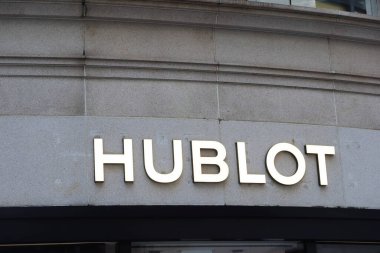 Tsim Sha Tsui, Hong Kong - 5 Ocak 2025: Lüks pahalı moda tasarımcısı Hublot logosu 