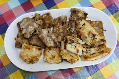 Çin Yeni Yılı için beyaz bir tabakta kesilmiş geleneksel turplu puding ve tatlı patatesli kekin kapağını kapatın.