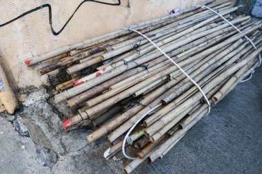 Çin Yeni Yılı için beyaz bir tabakta kesilmiş geleneksel turplu puding ve tatlı patatesli kekin kapağını kapatın.