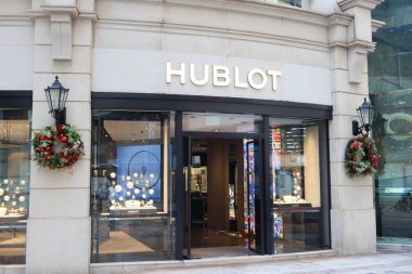 Tsim Sha Tsui, Hong Kong - 5 Ocak 2025: Lüks lüks İsviçre marka Hublot mağazası ön cephe girişi 
