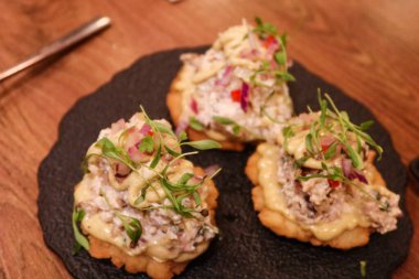 Peru usulü soğuk meze, kızarmış mısır ekmeği, doğranmış tavuk, tartar sosu, sarı kırmızı biber sosu.