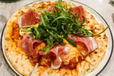 Fırında Parma peynirli pizza yakın çekim