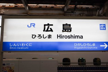 Hiroşima İstasyonu, Japonya- 11 Aralık 2024: Platformda İngilizce ve Japonca 