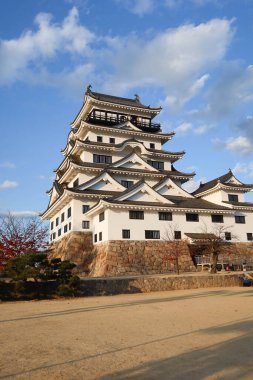 Fukuyama Şatosu, Fukuyama, Hiroşima, Japonya - 10 Aralık 2024: Kale, savaş ve gündüz vakti Japon kalesi mavi gökyüzü ve parktaki kum sahası kopyalanmış kopyasıyla korunma