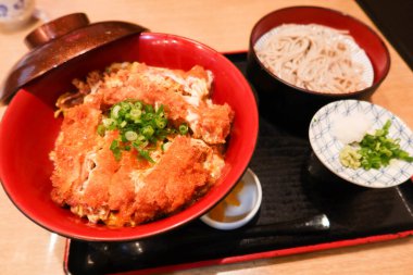 Japon usulü kızarmış domuz pirzolası, soba şehriyeli pilav ve siyah tepside şalgam ezmesi aperatifi.