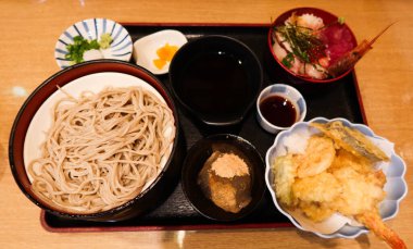 Soba ve soya soslu Japon setini batırmak için iyice kızarmış tempura (karides, balık, balkabağı, fasulye) ve sashimi deniz ürünleri suşisi pilavı ve Warabi Mochi.