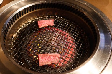 Sobanın üstünde iki dilim mermer Wagyu bifteği kızartıyorum. 