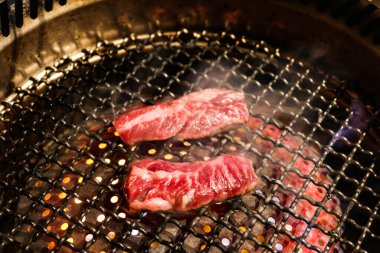 Sobanın üstünde iki dilim mermer Wagyu bifteği kızartıyorum. 