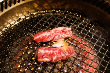 Sobanın üstünde iki dilim mermer Wagyu bifteği kızartıyorum. 