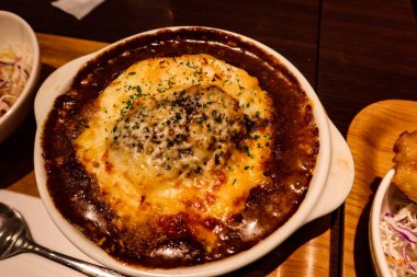 Japon Mojikos 'un orjinal siyah pişmiş yaki baharatlı pirinç eritilmiş peynir ve yarım haşlanmış yumurta. 