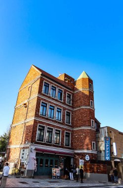 Mojiko, Fukuoka, Kyushu, Japonya - 3 Kasım 2024: Mavi gökyüzünde köri restoranı olan batı kırmızı tuğla bina