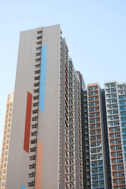 Kai Tak, Hong Kong - 12 Ocak 2025: Pastel rengarenk dış duvar halka açık bina yüksek gökdelen gündüz fotokopi alanı ile