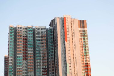 Kai Tak, Hong Kong - 12 Ocak 2025: Pastel rengarenk dış duvar halka açık bina yüksek gökdelen gündüz fotokopi alanı ile