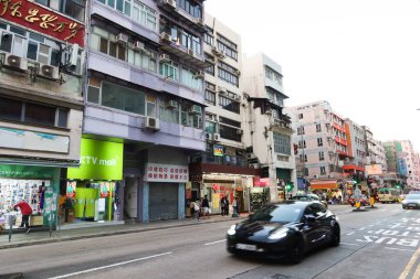 Kowloon City, Hong Kong - 12 Ocak 2025: Eski şehir yoksulluğu gündüzleri yüksek binalarda trafik sıkışıklığı yarattı