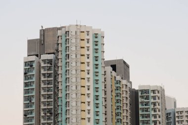 Kai Tak, Hong Kong - 18 Ocak 2025: Açık hava beyaz pastel açık mavi ve sarı renkli bina, mavi gökyüzü ve kopyalama alanı ile kamuya açık.