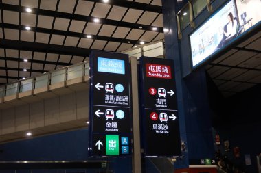 Tai Wai, New Territories, Hong Kong - 17 Ocak 2025: MTR treni Tai Wai istasyonu 