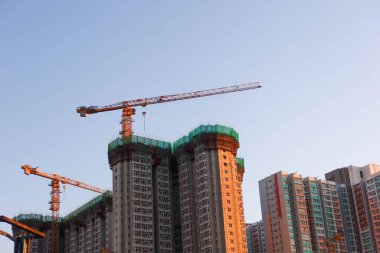 Kai Tak, Hong Kong - 12 Ocak 2025: konut kuleleri için kule vinç yapımı