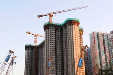 Kai Tak, Hong Kong - 12 Ocak 2025: konut kuleleri için kule vinç yapımı