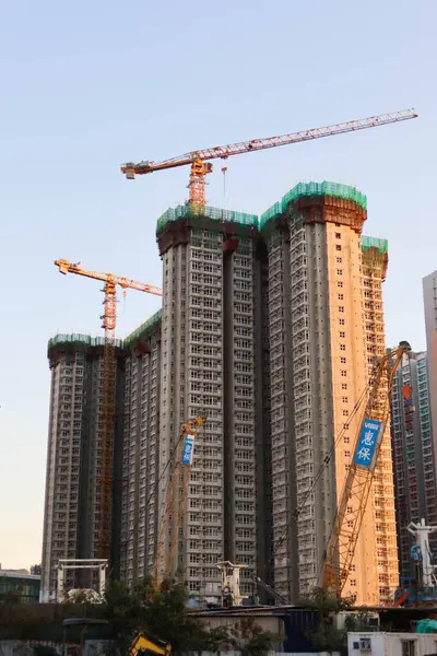 Kai Tak, Hong Kong - 12 Ocak 2025: konut kuleleri için kule vinç yapımı