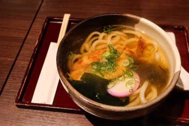 Japon çorbasını tempura karidesi, deniz yosunu ve ahşap tepsi ve yemek çubuklarıyla kapatın.